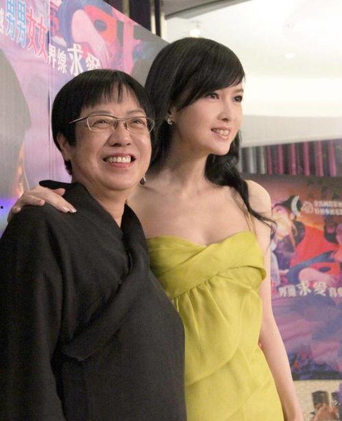 周慧敏和明星合影,周慧敏与明星们的甜蜜合影瞬间回顾